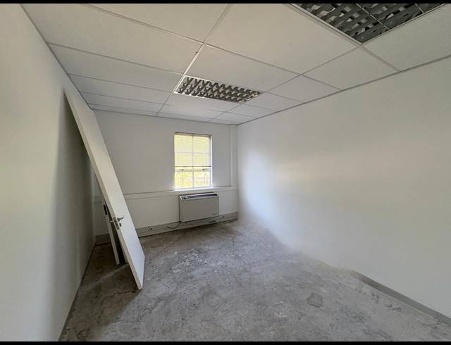 123M² OFFICE TO LET IN FOURWAYS